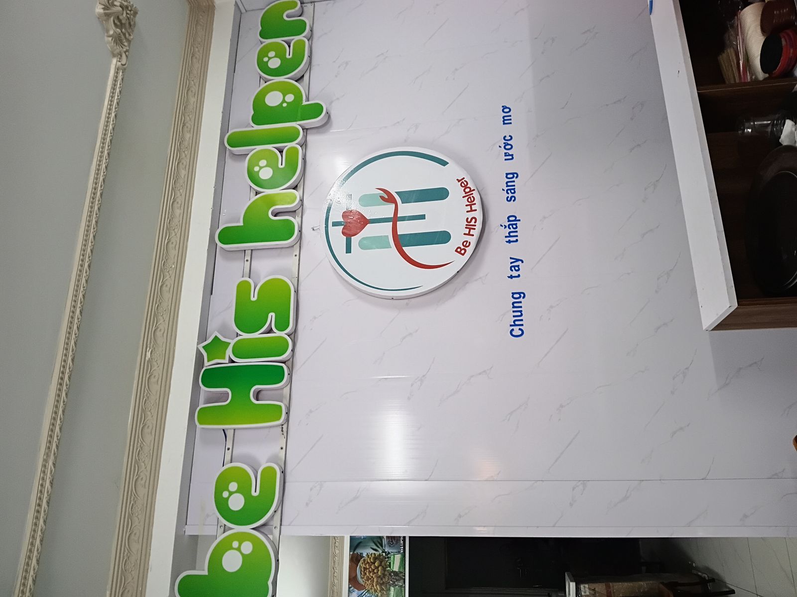 thi cong vach va gan bo logo