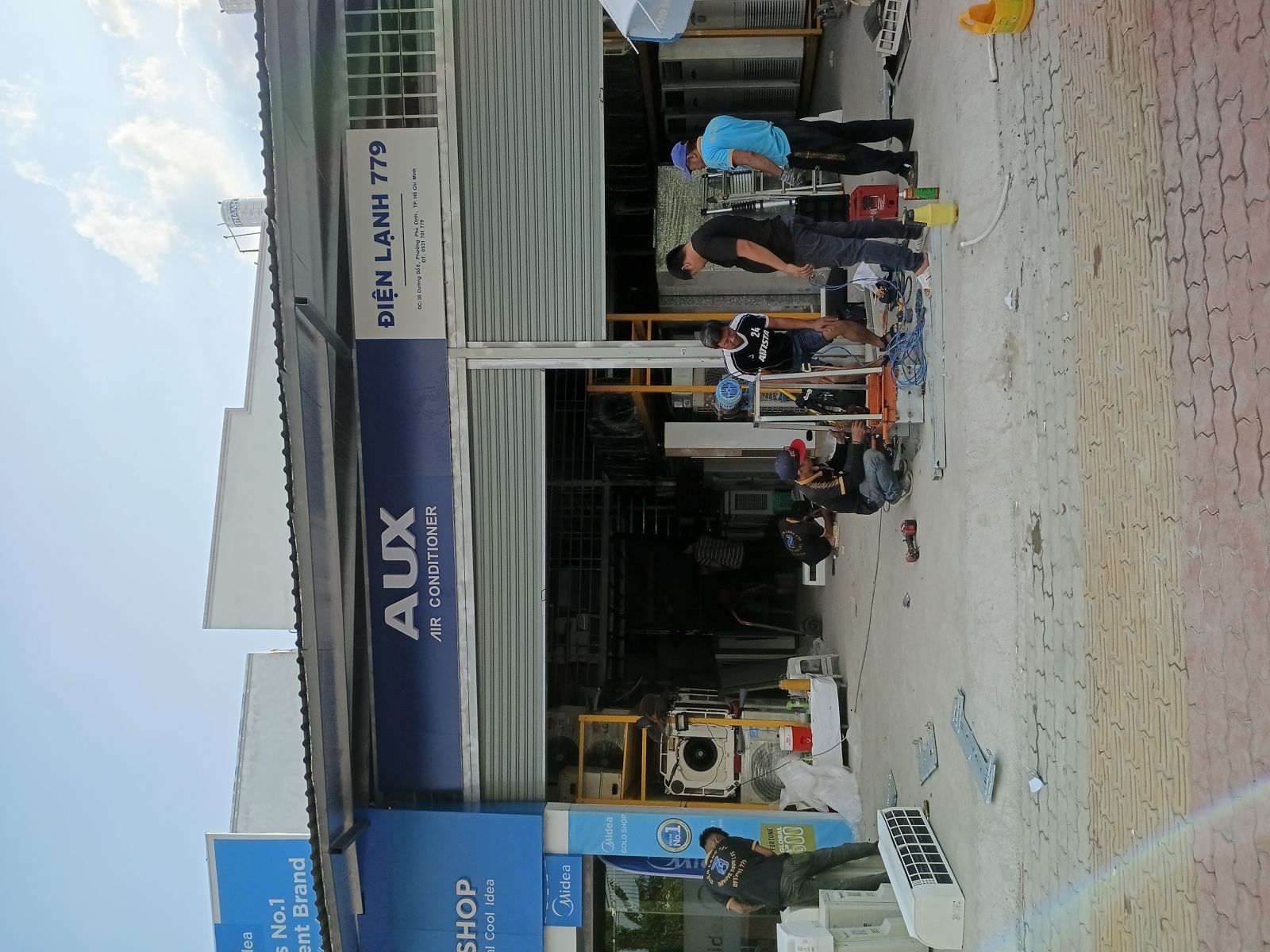 thi cong bang hieu ke trung bay dien lanh 779