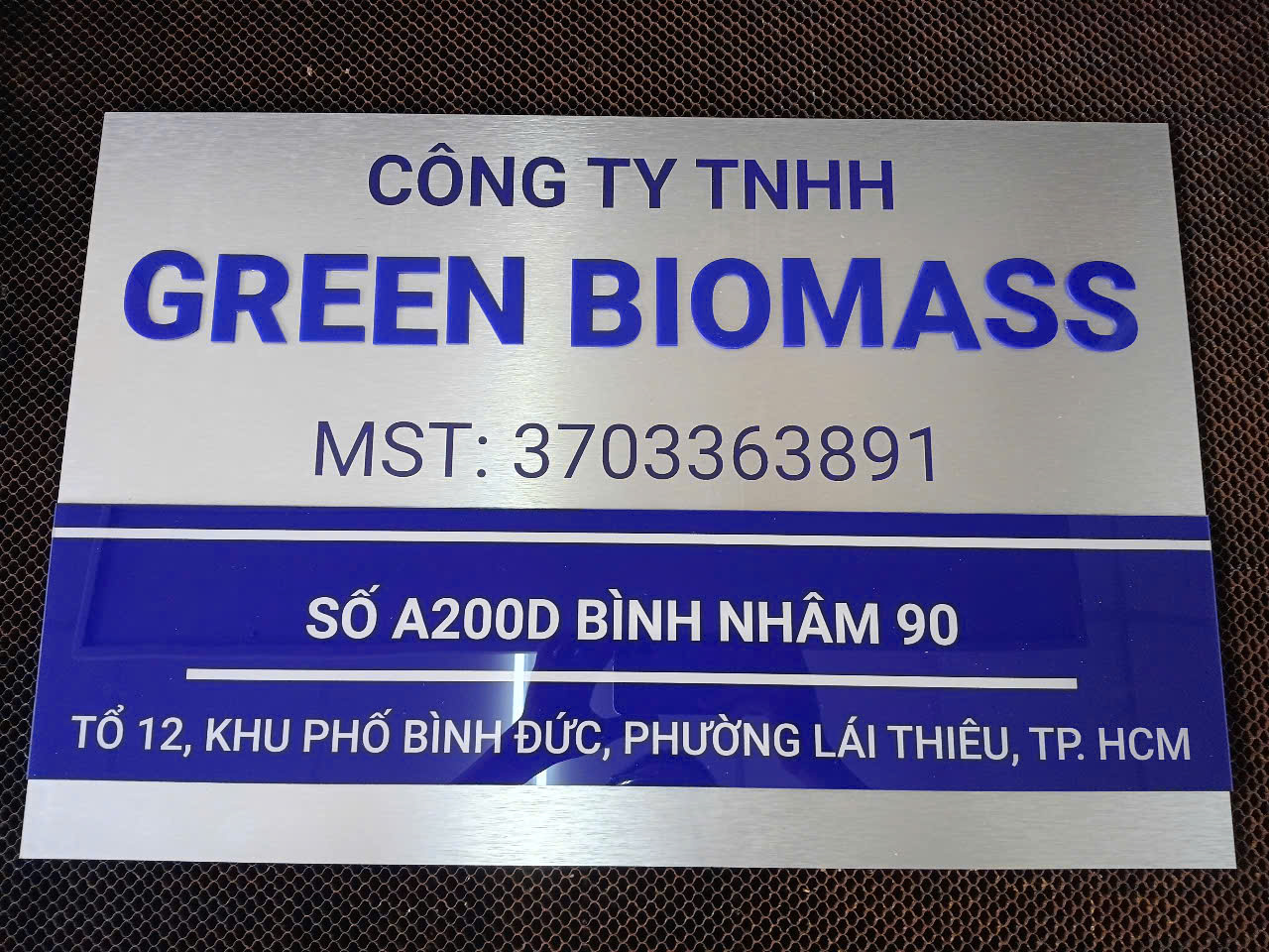 thi cong bien ten cong tyalu bac xuoc in uv chu noi mica