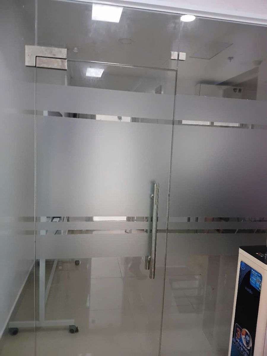 Thi Công Decal Dán Kính Văn Phòng thi cong decal dan kinh van phong